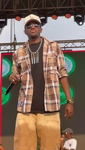 "Juno arananiwe" Ariel Wayz nyuma yo gutaramana na Riderman abafana bakaririmba bamusaba ko azana Juno Kizigenza ku rubyiniro. Video: @n.geovanie_ #inyarwanda #inyarwandatrends #inyarwandanews | inyarwanda.com