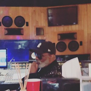 When u dont have to brag cause the work speaks for itself! Thank u to @ronaldisley & @theisleybrothers for allowing us to be a part of their amazing legacy! It has truly been an honor! 🙏🏾 S/O to @scottstorchofficial & @illadaproducer for making the music what its supposed to be 🔥🔥and much love to the plug of all plugs @weworking for making sure we always in the room! This is what u call MONEY WELL SPENT! | Verse Simmonds