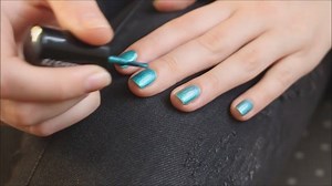 Mach deine Nägel zum Blickfang mit dem Long-Lasting Nail Lacquer in “Pacific Ocean” Nr. 573. @angepinselt #BeYu #Nagellack #HonoluluHappiness #Swatch | BeYu Cosmetics