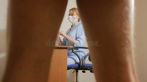 Un Homme Est Examiné Par Un Docteur Du Docteur De Femme D'urologue Examine Banque De Vidéos - Vidéo du santé, docteur: 81553882