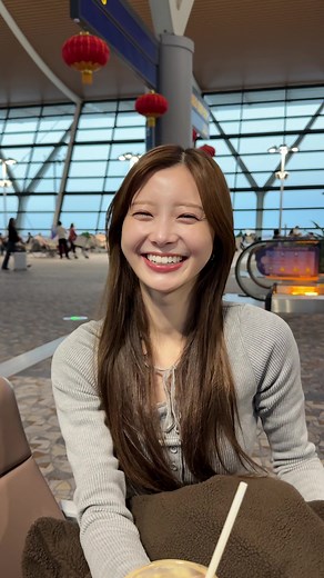 上海空港でラテを買う｜帰国前のカジュアル空港コーデ