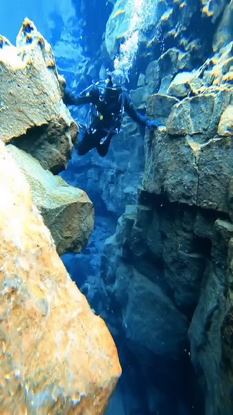 Between two continents in Silfra, Iceland. Diver @alancasoy Video by @marcelocasoy Diving with @dive.is . . . . . . #divingpassport #holiday #scubadiving #explore #beach #diving #sea #iceland #buceo #scuba #scubagirl #silfra #Diver #scubatravel #travel #scubalife #scubalove #scubadiver #travelgram #island #beachlife #scubaphoto #dive #uw #uwlife #padi #ocean #nature #vacation | Diving Passport
