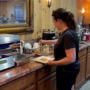 Discover the pure delight of a piping hot pancake with delectable toppings for your breakfast at Desert Rose Resort & Cabins in Bluff, Utah. 🥞🌵 Your day just got a whole lot sweeter! 😋🌄 #bluffutah #monumentvalleynavajotribalpark #affordableluxurytravel #Bearsearsnationalmonument | Desert Rose Resort & Cabins