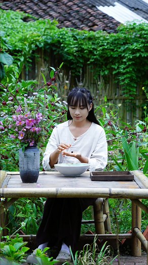 Natural process of Moxibustion, a traditional Chinese medicine therapy that uses dried mugwort (moxa) to warm and stimulate acupoints. This ancient healing technique promotes the flow of Qi (energy), helps relieve pain, supports digestion, and enhances overall vitality. In this video, you’ll learn: 🌿 The origins and philosophy behind moxibustion. 🔥 How dried mugwort is used to stimulate healing energy. 💆‍♀️ The benefits of moxibustion for pain relief, digestive health, and recovery. 🏮 A peac