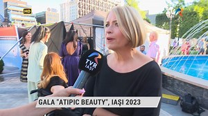 GALA "ATIPIC BEAUTY", IAŞI 2023 Într-o lume în care frumuseţea vine în nenumărate forme şi dimensiuni, aseara, la Iaşi a avut loc un spectacol de modă inedit în care am admirat pe scenă modele în scaun rulant, dar mai ales modele de viață. Acestea au făcut echipă cu personalități locale și designeri aducând un omagiu frumuseții care trece dincolo de aparenţe, dincolo de dizabilitate. | TVR Iasi