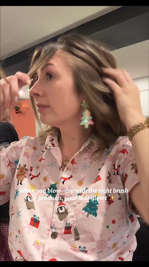 You know that moment you say… “Toyah, my hair just doesn’t look as bright when I do it myself.” Let me lovingly call you out for a sec 👇 If you’re letting your hair air dry and leaving the house with it wet — babe, that’s why. When hair dries naturally, the cuticle stays slightly lifted, light doesn’t reflect as evenly, and your roots can appear darker against your foils. Translation: you lose that “salon sparkle.” ✨ When you blow-dry properly (with a nourishing leave-in, heat protectant, and t