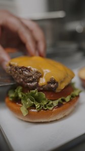 🍔🔥 Επικό! Δες το burger του The Fat Bull Co. να παίρνει ζωή μπροστά στα μάτια σου… και τώρα το θες. ΤΩΡΑ! 🤤🔥 | Foody