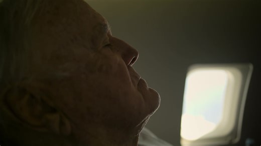 🎬 FLERE FORESTILLINGER PÅ John Cleese Packs It In! 🎭 Kom helt tæt på John Cleese, legenden bag Monty Python, når han som 85-årig tager på muligvis sin sidste europæiske turné 🌍. 5 lande. 16 byer. 23 shows. Og kun to originale kropsdele tilbage… 😅 Med sin skarpe, sorte humor reflekterer Cleese over livet, karrieren og absurditeterne ved at blive gammel. Latter, eftertænksomhed og varme fanges ufiltreret ❤️. Et ærligt og ironisk portræt af en komedielegende, der nægter at give op – og måske ne