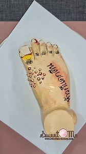 เค้ก เท้า Foot Cake ด้านในเป็นเนื้อเค้กนุ่มๆ ตกแต่งด้วยบัตเตอร์ครีมเนยแท้นำเข้าจากประเทศฝรั่งเศส หอมหวานอร่อย ไม่มีไขมันทรานส์ ทานได้ทุกส่วนนะคะ #sweetmebakery #caketutorial #birthdaycake #เค้กวันเกิด #deliverycake #ตกแต่งเค้ก #footcake #3dcake #fondant #เค้ก3มิติ #เค้กเท้า #เค้กวันเกิด #foot #เท้า #เค้กเล็บขบ #ingrowntoenail #ingrowntoenailcake | Sweet Me Bakery