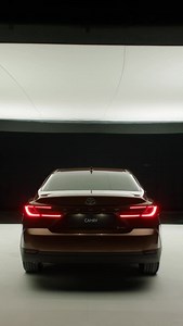 Toyota Camry Hybrid с гибридной установкой пятого поколения (2,5 л, 230 л.с.) сочетает в себе инновации, динамику и экологичность. Уже почти 40 лет Toyota Camry остается символом надежности и комфорта по всему миру. Это идеальный автомобиль для современных водителей, которые ценят не только престиж, но и экологичность. ______________ Бесінші буындағы гибридті жүйесі бар Toyota Camry Hybrid (2,5 л, 230 а.к.) тұла бойына инновацияны, динамиканы, табиғатқа қамқорлықты біріктіреді. Міне, 40 жылға жу