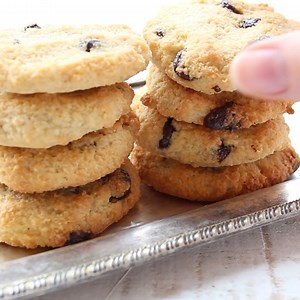 My keto chocolate chip cookies are the perfect combination of soft chewiness with a crunchy edge | Sugar Free Londoner - Low Carb Recipes