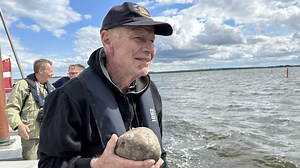 Ole har dykket efter sten i 10.000 timer: Nu smider han dem tilbage i vandet