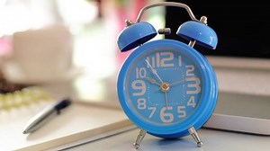 clip-20548555-blue-classical-twin-bell-alarm-clock-on