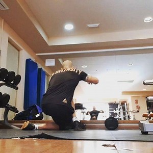 Deep curtsy #lunges for the #glutes minimus and medius, adductor magnus #cavemantraining #cavemanlife #workout | Cavemantraining Magazine