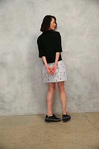 [NOUVELLE COLLECTION] On tournille d'impatience ! 💃 Fini la semaine, vive le WeekEnd ! On choisit cette jupe structurée à plis pour virevolter toute la nuit 🎶 ➡️ Jupe CALAGEBIS http://bit.ly/2h5Q1uL | COP-COPINE