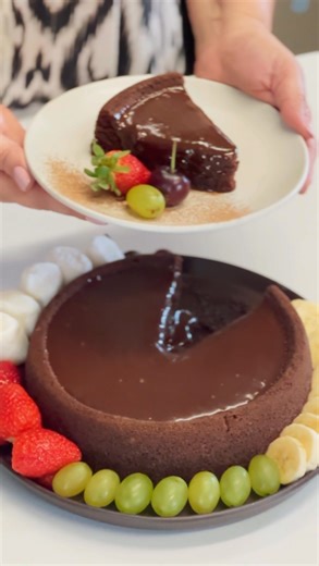 Bolo Piscininha de Chocolate com Cobertura de Fondue. Combinadinho de sucesso! Esse bolo é muito fácil, dá para fazer manualmente ou na batedeira. E o fondue é aquela receita de fondue econômica que postei essa semana, basta fazer a metade da receita. Qualquer dúvida me pergunta! Anota os ingredientes: Bolo Chocolatudo⠀ Xícara medida-240 ml Ingredientes⠀ ◽️01 xícara de chá de farinha de trigo ⠀ ◽️3/4 xícara de chá de açúcar ⠀ ◽️1/2 xícara de chocolate em pó ⠀ ◽️01 colher de chá de ferme