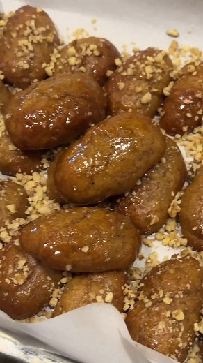 12K views · 93 reactions |  Φτιάξαμε τα πρώτα μελομακάρονα στο Alley Dog! Μυρωδάτα, ζεστά και φτιαγμένα με πολλή αγάπη!  H πιο γλυκιά αρχή των γιορτών.  #AlleyDogBakes #MelomakaronaTime #ChristmasVibes #SweetSeason | Alley Dog | Facebook