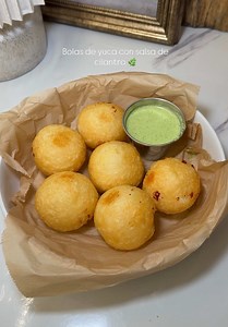 Bolas de Yuca Rellenas de Queso Crujientes