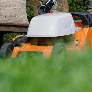 Med RMA 448 får du mer gjort på mindre tid. Eco-läget sparar energi, det höjdjusterbara handtaget anpassas efter dig och med 46 cm klippbredd täcker du snabbt större ytor. Dessutom visar 55 liters gräsuppsamlaren när den är full – så att du kan jobba smartare! | STIHL | Facebook