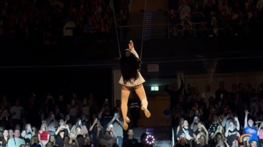 Katy Perry keeps performing after accidentally punching a dancer on stage