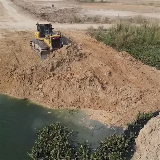 5.8K views · 70 reactions | Building Projects Made Easy with Skilled Equipment Operators #excavator #catexcavator #constructionsite #constructionlife #heavyequipment #machinery #caterpillar #demolition #operator #contractor #constructionworker #wheelloader #earthmoving #bulldozer #heavymachinery #heavyequipmentlife #hitachi #buldozer | Daily Bulldozer | Facebook