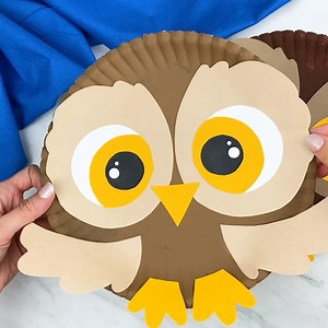 This paper plate owl craft is so cute! Get the template on the blog. | Simple Everyday Mom