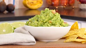 Recipe: https://cleananddelicious.com/guacamole/ This homemade guacamole is so delicious and perfect for Super Bowl snacking! 🏈 | Clean and Delicious with Dani Spies