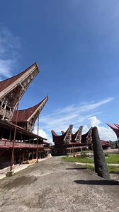 Rumah adat tongkonan adalah rumah adat khas masyarakat Toraja yang dimana digunakan sebagai rumah tinggal, rumah kekuasaan adat hingga sebagai tempat perkembangan kehidupan sosial budaya bagi masyarakat Toraja. Jika dilihat dari segi arsitektur, rumah adat Tongkonan dikenal sebagai salah satu bangunan yang memiliki bentuk khas melalui tiga bagian struktural yang berbeda. Rumah adat ini juga dikenal sebagai salah satu rumah adat yang mempunyai keindahan dan sebuah estetika tersendiri dari konstru