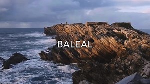 Praia do Baleal - Ferrel, Peniche, Portugal. 🚍 Baleal é uma pequena península (outrora ilha) situada ao norte de Peniche, na região Oeste, de Portugal, separada do continente por um tômbolo, formando uma praia de fina areia branca. Na continuidade da península existe, a Sul, o ilhéu de Terra, e a Norte a ilha das Pombas e o ilhéu de Fora. Video by Vitor Mira Soares | Peniche Capital da Onda