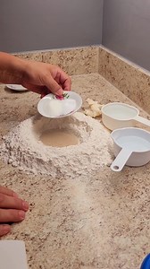 Como hacer campechanas pan tradicional de Guatemala 336 gr de harina 7 gr de sal 15 gr de azucar 15 gr de levadura seca 15 gr de manteca vejetal 250 mililitros de Amasar bien Tiempo de horno 190 grados sentigrados x 25 minutos ver el procedimiento en el video Muchas gracias | Panadería paso a paso con Sergio López