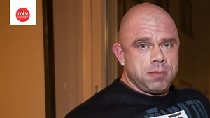 Kehonrakentaja Jari "Bull" Mentula hempeilee vuosien takaisessa hääkuvassa: "Rakastan sinua"