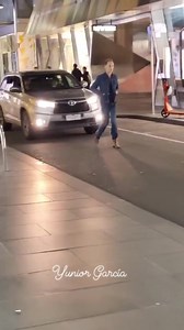 88 reactions · 14 shares | Este hombre se encontraba interfiriendo el paso y recibió un empujón de dos individuos. ¿Será una persona razonable? ¿O tiene algún problema mental? ¿Deja saber tu criterio sobre este video en los comentarios? #reelsviralシ #viralreelsシ #viralreels #reelsviral | Yunior García | Facebook