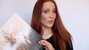 Simone Johanna Maria Simons Official unboxes the different formats of our new album ‘ΩMEGA’. Order the album: https://geni.us/Epicamerch Stream the album: http://nblast.de/Epica-OmegaDSP | Epica