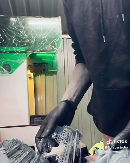 🚀🚀🚀Preparando la siguente figura soprtes finos en impresiones grandes??? Como? @UniFormation 3D Printer #collectibles #3dart #3dprint