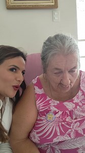 1.8K views · 213 reactions | Ahhh essa minha menina Maria da Penha foi um desafio Foi aos poucos que ganhei sua confiança e seu carinho Hoje sou recebida com um super sorriso, ela diz que me adora e ainda ganho beijinho Hoje ela se comportou taoooo bem que além das paçoquitas ( que não pode faltar de presente na consulta kkk) ela ganhou estrelinha Tem como não morrer de amor ? | Projeto Social Cantinho da Geriatria - Por Dra. Roberta França | Facebook