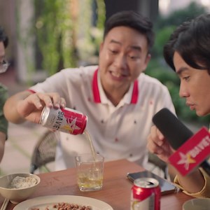 Bia Việt chiều fan quá, làm hẳn cái quảng cáo từ cảm nhận người dùng 🤣🤣🤣 Mà coi clip này xong tui đố mấy AE biết chữ “bay” được nhắc đến mấy lần? Chơi MINIGAME rinh Bia Việt ngay với thể lệ siêu đơn giản: Bước 1: Đếm số chữ “bay” được nhắc trong clip này! Bước 2: Bình luận kết quả cùng số may mắn & hashtag #BiaViệtMới #ĐậmChấtViệt Ví dụ: 5 chữ bay, 218 #BiaViệtMới #ĐậmChấtViệt Thời gian tham gia: 15/11 đến 22/11 Cơ hội chỉ cho 5 người nhanh nhất, may mắn nhất! Lẹ cái tay lên nào anh em ơi!!! 