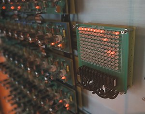 1950s Vacuum Tube Computer Replica Communicates Through USB