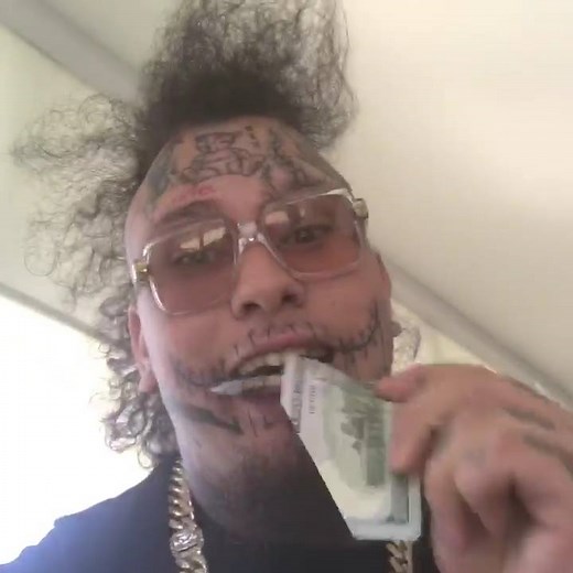 Taylor Swift I love you. If she likes this post I'll get Taylor Swift tatted on my head. And no I'm not on drugs I'm still sober. | Stitches