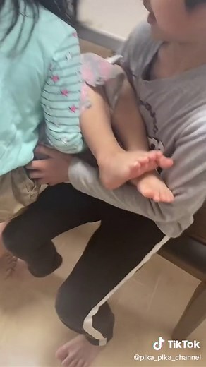 お姫様抱っこブーム到来✨背景のテレビが若干気になる…？ #ぴかぴかちゃん #子供のいる暮らし #お姫様抱っこ #兄妹 #顔 #久々投稿