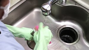 Femmes nettoyant l'évier de la cuisine : vidéo de stock (100 % libre de droit) 1096781771 | Shutterstock