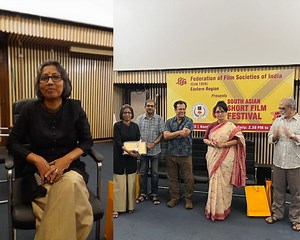 A freewheeling conversation with Veteran Sri Lankan documentary filmmaker Anomaa Rajakaruna. Anomaa Rajakaruna is a curator, programmer, photographer and a documentary filmmaker who has travelled extensively in Sri Lanka documenting the lives of community groups, particularly the lives of women and children in these communities and has addressed issues such as women in armed conflict, displacement, sexual harassment and violence against women among others. Her film 'Cross of Justice' bagged the 