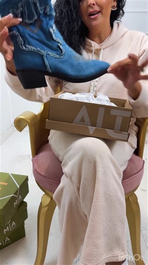 ATENCIÓN 📢 modelos nuevos de Botas por tan sólo 17’90€ poquitas cantidades así que ser rápidas para todas las que os quedasteis sin las anteriores!! Ya están disponibles en nuestra tienda online modasanas.com #botas #negro #nuevocalzado #frio #tendencias #style #parati #destacame #viral #nuevacoleccion #nuevatemporada #moda #modasanas #enero2024 | Modas Ana's