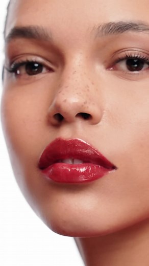 Consigue unos labios con volumen y brillo al instante con los nuevos Lip Perfector 💄✨ #ClarinsMakeUp #LipPerfector | Clarins