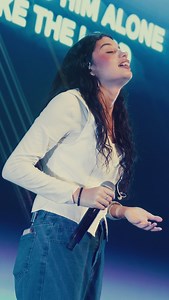 NÃO HÁ NADA IGUAL Vem aqui que eu quero te reforçar uma verdade eterna: não há ninguém como o Senhor! Há somente Um assentado no trono. Santo. Digno de todo louvor. Honra e glória. Digno é o Cordeiro que foi morto e está assentado no trono. Enquanto anciãos e criaturas se prostram diante dEle, nós nos juntamos a esse clamor, reconhecendo que só Ele é digno. Não há comparação, não há outro igual. Proclamamos juntos: nós Te coroamos Rei da glória, Senhor de todos. Que cada nota cantada seja um alt