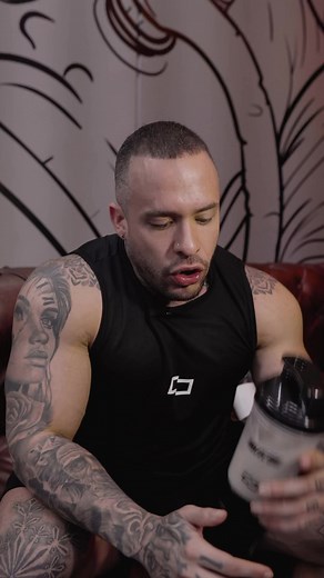 No cometas este error con tu proteína by @joseherrera.co…. Cuando te tomas tu proteína sola post entreno, una parte de ella va a irse por una ruta metabólica llamada gluconeogénesis a producir glucosa a partir de los aminoácidos de la proteína; palabras más fáciles vas a pasar tu proteína isowhey a volverse arroz… Ahora cómo evitar esto? Sencillo, añade un poco de carbos a tu batido post entreno, yo antes usaba avena, pero ahora que llego CREAM RICE de @connect.humans estoy usando 1 copa de esta