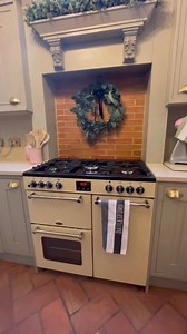 Our Kensington 90DF, exclusive to Curry's, comes in a stunning cream shade which sits beautifully between the neutral tones of our customer's kitchen 🤍 The five-burner gas hob features our 4kW PowerWok, which gives intense heat to quickly seal the flavour in your food - perfect for whipping up a stir fry 🍜 | Belling UK