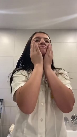 Eva is a Cure Kids ambassador who lives with gastrointestinal failure and MRSA. Watch as she takes you through a day in her life. #ambassador #fyp #bigresearchforlittlelives #dayinlife #vlog | Cure Kids