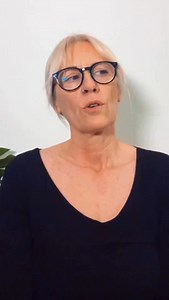 Se fai da madre a tua madre sei in un ruolo che non ti appartiene. ‌ Hai imparato a reggere perché qualcuno non reggeva. ‌ Ma continuare a farlo da adulta non è amore. È una posizione che ti toglie spazio. ‌ ‌ #ruoli #confini #famiglia #trauma #donna | Michela Prati Verdi Leoni