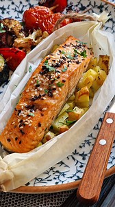 Iata o varianta cum poti pregati somonul in asa fel incat sa fie frumis prezentat, sa ramana suculent in interior si sa fie perfect rumenit, fara a fi prajit in tigaie. Am asociat somonul cu cateva legume si am pregatit un pranz grozav! Somonul l-am gatit la airfryer Barcuțe cu somon 2 portii ▪️2 buc somon ▪️4 cartofi mici ▪️sare ▪️piper ▪️ierburi aromatice ▪️4 linguri ulei de masline ▪️mix susan alb si negru ▪️2 linguri sos de soia Pentru frigarui am folosit: ▪️zucchini, conopida, ardei gras ro