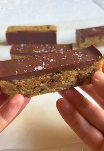 Il vero problema non è cucinare. È decidere cosa mangiare ogni giorno. Per questo ho creato Glutinary: l'app che ti suggerisce ricette e menù già pronti quando non hai tempo né energie per pensarci. Scaricala da App Store o Google Play✨ Ingredienti: 150g farina di mandorle 60g burro d’arachidi 50g sciroppo d’acero 20g gocce di cioccolato fondente 1 pizzico di vaniglia 1 pizzico di sale Per la copertura: 80 g di cioccolato fondente sciolto con 2 cucchiai di olio di cocco. #senzaglutine #senzalatt